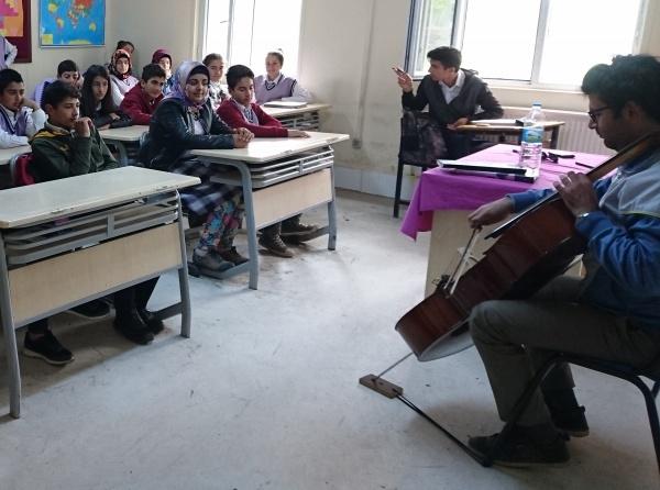 8. sınıfa müzik dersinde viyolonsel çalgısı tanıtıldı.